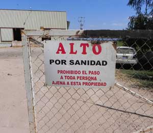 Además de tener un buen letrero para prohibir la entrada, también se debe asegurar que las rejas se mantengan cerradas con candado 
