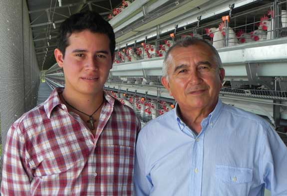 Alvar Esquivel Iglesias (der), director general de Granjas Kaki, con su hijo Benjamín