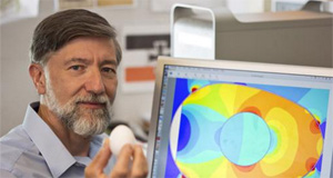 El Ing. Chris Brunkhorst de PPPL muestra una imagen de computadora que simula los niveles de energía RF que absorbieron diferentes partes de un huevo durante un ensayo.
(Foto cortesía de Elle Starkman/ PPPL Office of Communications)