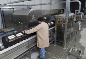 Como proveedor de servicios de HPP, Universal Pasteurization Co. en Lincoln, Nebraska, ha instalado sistemas múltiples de 350L para manejar el gran volumen en aumento que tienen (Foto© Matt Ryerson, cortesía de Avure Technologies). 