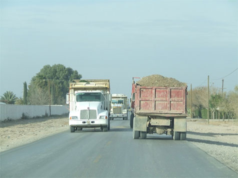 Figura 3. El transporte de pollinaza sin tratamiento y al descubierto es comúnmente observado en las carreteras mexicanas.