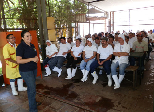 Capacitación de personal en la planta de procesamiento (Foto cortesía de Avícola Campestre)