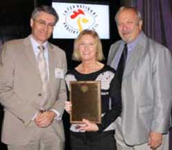 Dra. Vivien Kite (centro); Australian Chicken Meat Federation, acepta el premio de mercadeo de productos con marca por parte de Baiada Poultry.  Jim Sumner, presidente de IPC (der) y Robin Horel, del comité de premiación, presentaron el premio.