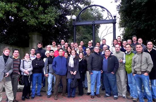 Clase del 2011 del curso taller Poultry Processing en español en el arco de la Universidad de Georgia