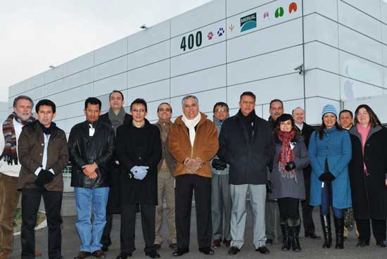  La delegación colombiana frente al laboratorio de producción de biológicos de Lyon, Francia