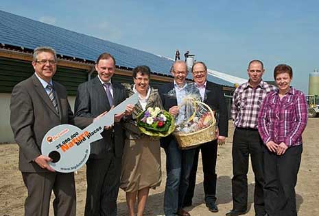 Caras sonrientes en la entrega simbólica de llaves (de izq. a dch.): el gerente de Big Dutchman Bernd Kuhlencord, Roel y Ans van Zetten,el asesor de ventas de Big Dutchman Henk Leeuwis, el representante holandés de Big Dutchman Seine Snippe de la empresa Frilim b.v., y el matrimonio que dirige la granja Gerrit y Jorita Altena.