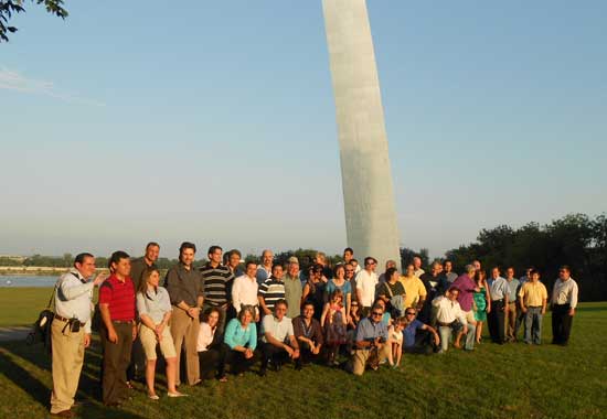 Algunos de los participantes latinoamericanos frente al famoso Arco de St. Louis