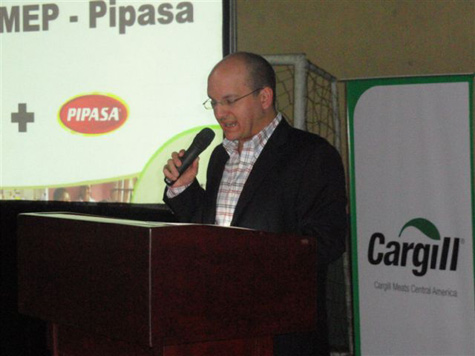 El Ing. Xavier Vargas, Gerente Ejecutivo de Corporación PIPASA S.R.L., durante la ceremonia de inauguración del programa de educación   
