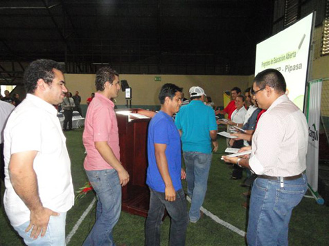 Entrega de reconocimiento a los estudiantes 