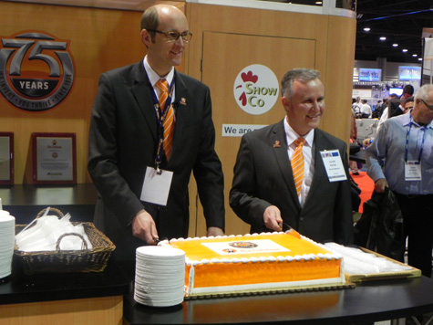 Bernd Meerphol,CEO de Big Dutchman, (izq) y Clovis Rayzel, Presidente de Big Dutchman, Inc (der)cortan el pastel de aniversario