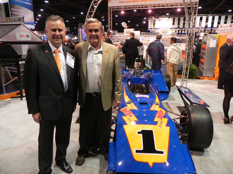 Clovis Rayzel, Presidente de Big Dutchman, Inc (izq) junto con Al Unser (der), ganador de cuatro victorias en el Indianapolis 500