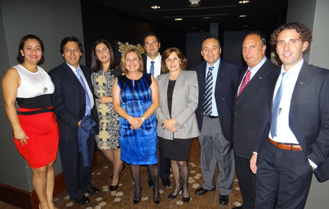 Caroline Bakker Hofland, presidente de CBH International (vestida de azul), con los invitados a la cena