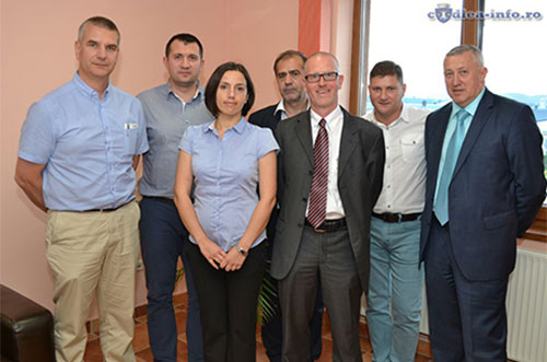 De izquierda a derecha: Pierre Dulac (Responsable de Asistencia Técnica de Hybrid Turkeys), Razvan Sandru (Director General de Galli Gallo), Simona Gheorghitoiu (Jefa de Planta de Incubación de Galli Gallo), Neculae Stinghe (Director General de S.T.S. Trading), Filip De Smet (Gerente Regional de Ventas de Petersime), Catalin Muntean (CEO de Galli Gallo) y Silviu Popescu (Director General de SipoServ, el distribuidor de Petersime en Rumanía).